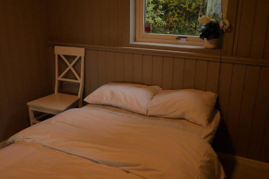 Nyrenovert Leilighet Med Gratis Parkering レクネス エクステリア 写真