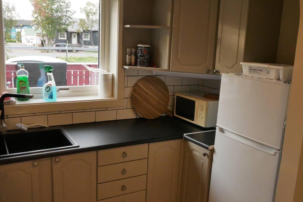 Nyrenovert Leilighet Med Gratis Parkering レクネス エクステリア 写真
